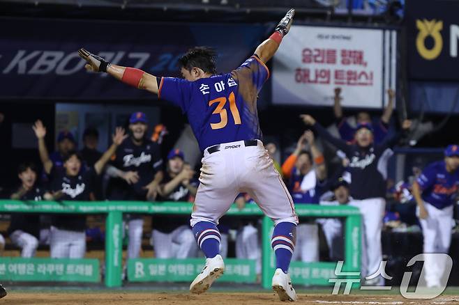 한화 이글스 손아섭이 10일 서울 잠실야구장에서 열린 프로야구 LG 트윈스와 원정 경기 7회초 1사 3루 에서 문현빈의 1루수 땅볼 때 홈으로 쇄도, 재치 있는 슬라이딩으로 세이프 판정을 받았다. 2025.8.10/뉴스1 ⓒ News1 황기선 기자