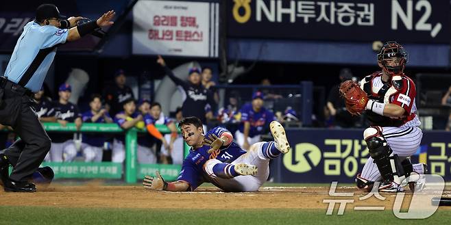 한화 이글스 손아섭(가운데)이 10일 서울 잠실야구장에서 열린 프로야구 LG 트윈스와 원정 경기 7회초 1사 3루 에서 문현빈의 1루수 땅볼 때 홈으로 쇄도, 재치 있는 슬라이딩으로 세이프 판정을 받았다.  2025.8.10/뉴스1 ⓒ News1 황기선 기자