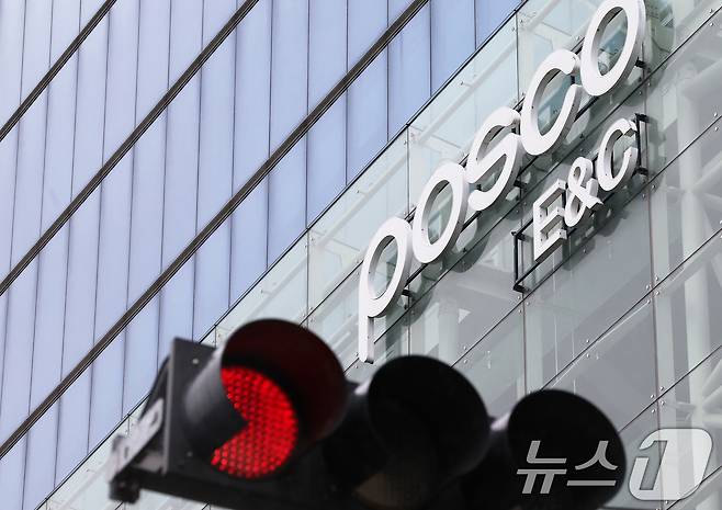 6일 인천 연수구 송도국제도시에 위치한 포스코이앤씨 송도사옥 앞 신호등에 빨간불이 켜져 있다.2025.8.6/뉴스1 ⓒ News1 장수영 기자