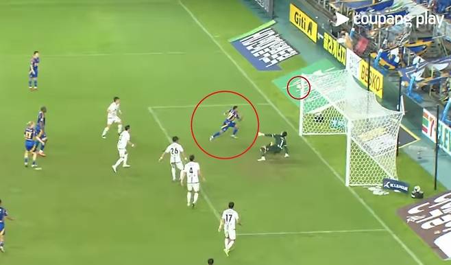 The ball is floating in the air after Kim Dong -joon, a goalkeeper in Jeju. Ulsan Eric is running. Capture | Coupang Play Relay Screen
