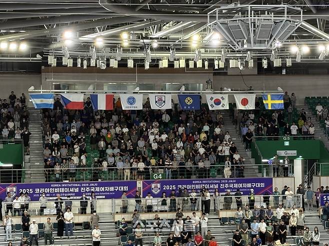 12일 진주체육관에 코리아 인비테이셔널 참가국 국기가 걸려 있다.  진주 | 정다워 기자