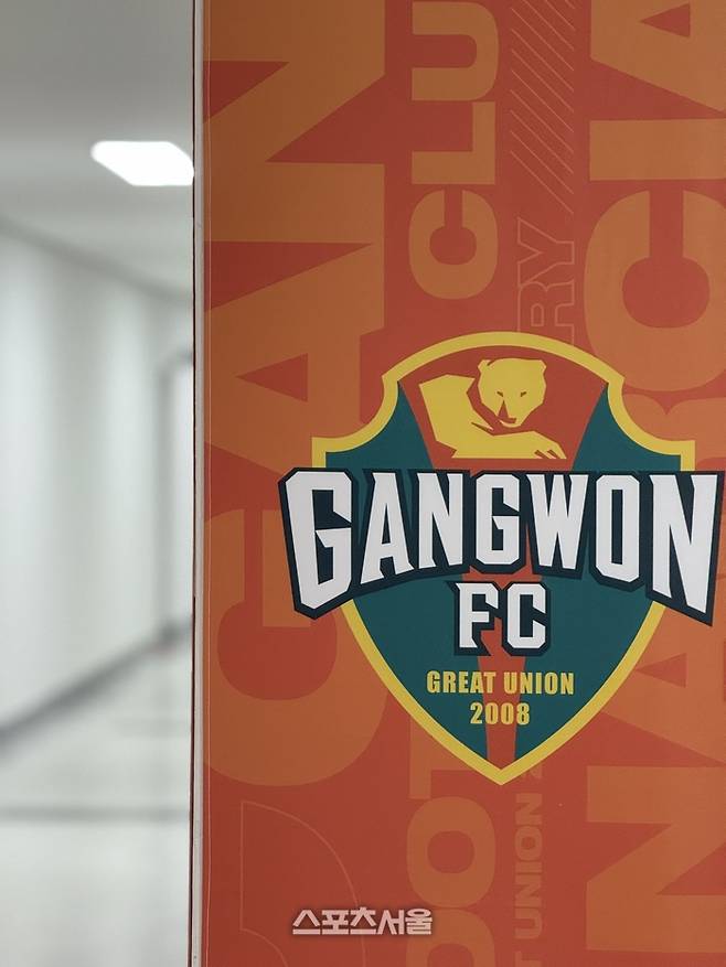 강릉하이원아레나에 자리한 강원FC 엠블럼. 강릉 | 정다워 기자