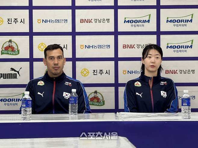 여자배구대표팀 페르난도 모랄레스 감독과 강소휘가 12일 진주체육관에서 열린 코리아 인비테이셔널 아르헨티나전을 마친 뒤 인터뷰에 응하고 있다. 진주 | 정다워 기자
