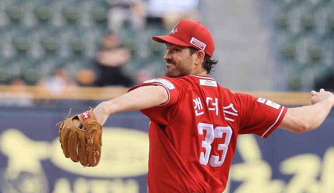 SSG 앤더슨이 21일 서울 잠실구장에서 열린 2025 KBO리그 두산전에서 역투하고 있다. 사진 | 연합뉴스