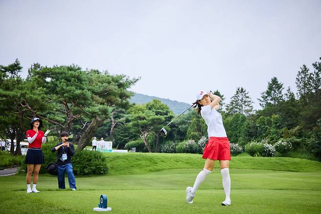 김선영의  샷 직후 김하늘 프로가 박수를 치며 "굿샷!"을 외치고 있다. 사진제공=SKT스포츠단