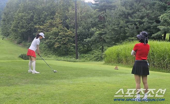 김선영의 플레이를 지켜보고 있는 김하늘 프로.
