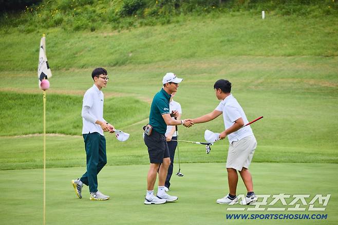 'SK텔레콤 오픈 우승자'엄재웅 프로와 악수를 나누는 고등골퍼 허도경. 사진제공=SKT스포츠단