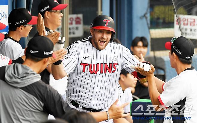 9일 잠실구장에서 열린 LG 트윈스와 한화 이글스의 경기. 1회말 2사 2루 LG 오스틴이 투런포를 날린 뒤 환호하고 있다. 잠실=박재만 기자 pjm@sportschosun.com/2025.08.09/