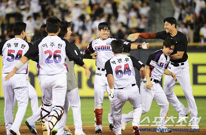 8일 잠실야구장에서 열린 LG와 한화의 경기. 10회말 1사 만루 LG 천성호가 끝내기 안타를 날렸다. 동료들과 함께 환호하는 천성호. 잠실=송정헌 기자songs@sportschosun.com/2025.08.08/
