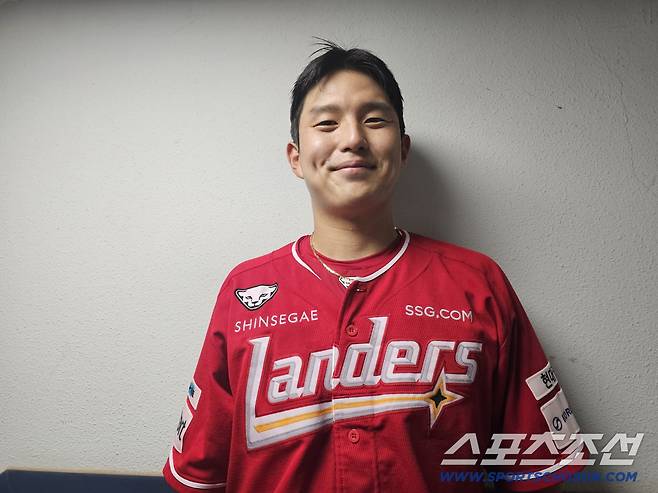 인터뷰에 임한 조형우. 김영록 기자