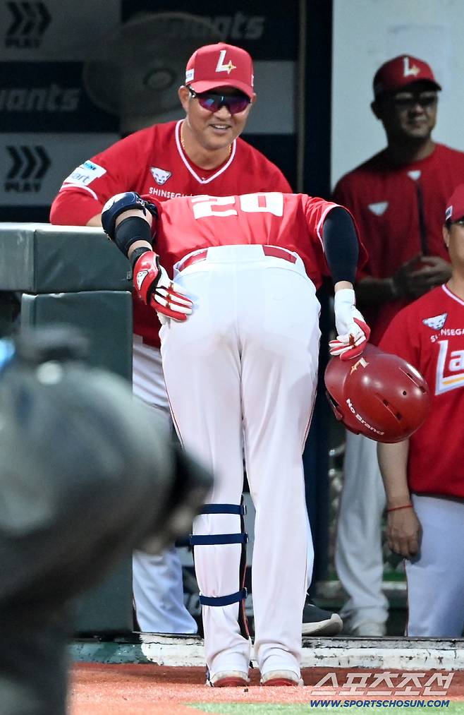 10일 부산 사직야구장에서 열린 SSG와 롯데의 경기, 4회초 2사 1,3루 조형우가 3점홈런을 치고 이숭용 감독에게 폴더인사를 하고 있다. 부산=허상욱 기자wook@sportschosun.com/2025.08.10/