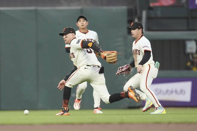 중견수 이정후, 2루수 크리스티안 코스, 우익수 드류 길버트가 5회초 수비 때 샌디에이고 개빈 시츠가 친 플라이를 놓쳐 안타를 만들어주고 있다. AP연합뉴스