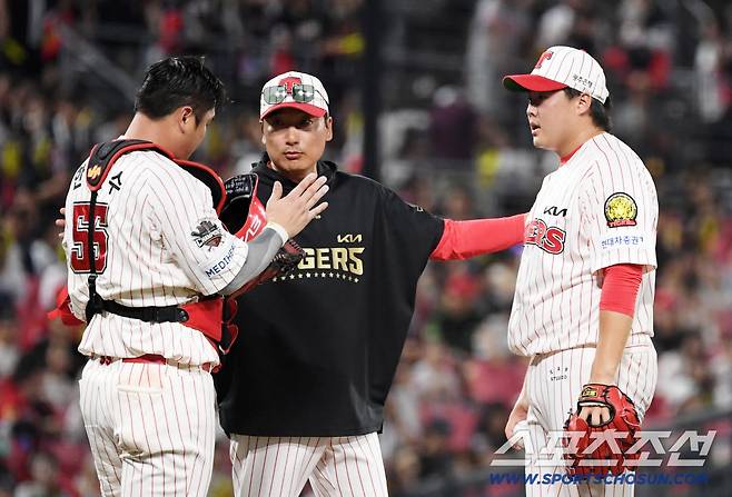 1일 광주 기아챔피언스필드에서 열린 KIA 타이거즈와 한화 이글스의 경기. 9회초 2사 이후 KIA 한재승이 한화 안치홍에게 안타를 허용하자 정재훈 코치가 마운드를 찾아 격려하고 있다. 광주=박재만 기자 pjm@sportschosun.com/2025.08.01/
