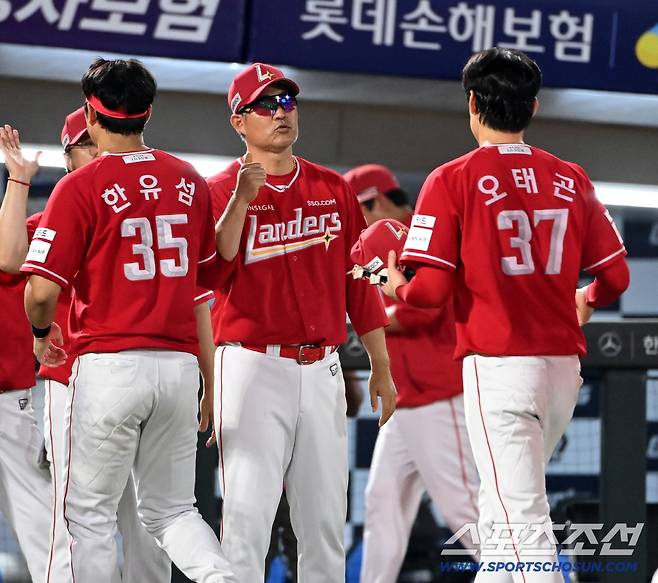10일 부산 사직야구장에서 열린 SSG와 롯데의 경기, SSG가 10대1로 승리했다. 승리의 기쁨을 나누는 이숭용 감독과 선수들의 모습. 부산=허상욱 기자wook@sportschosun.com/2025.08.10/