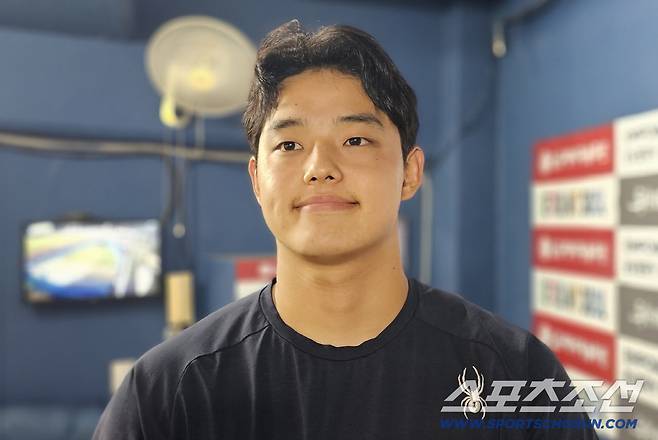 한화 이글스 문동주가 10일 잠실 LG전서 9승째를 거둔 뒤 인터뷰를 하고 있다. 잠실=권인하 기자