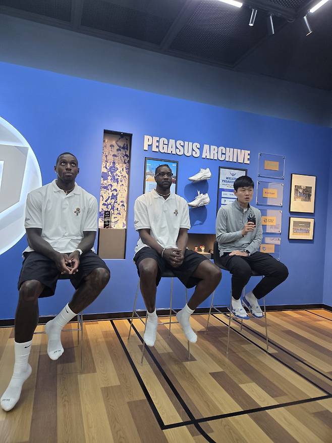 강 혁 감독과 마티앙, 라건아(맨 오른쪽부터). 대규=류동혁 기자