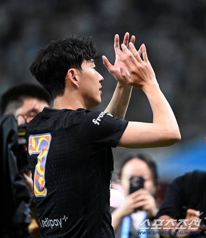 3일 서울월드컵경기장에서 열린 토트넘과 뉴캐슬의 경기, 손흥민이 팬들에게 인사하고 있다. 상암=허상욱 기자wook@sportschosun.com/2025.08.03/