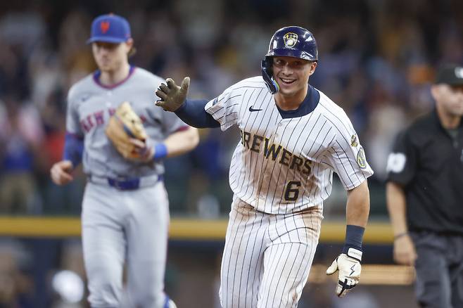Milwaukee Brewers' Isaac Collins reacts after he hit a walk-off home run during the ninth inning of a baseball game against the New York Mets, Sunday, Aug.10, 2025, in Milwaukee. (AP Photo/Jeffrey Phelps)







<저작권자(c) 연합뉴스, 무단 전재-재배포, AI 학습 및 활용 금지>