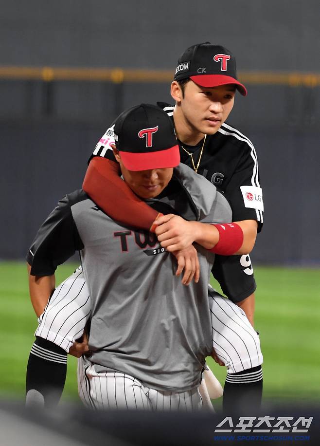12일 수원KT위즈파크에서 열린 KBO리그 KT 위즈와 LG 트윈스의 경기. 8회말 2사 1,2루 KT 오윤석 타구를 잡기 위해 몸을 던졌던 LG 중견수 박해민이 부상을 당한 뒤 교체되고 있다. 수원=박재만 기자 pjm@sportschosun.com/2025.08.12/