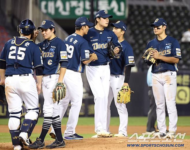 12일 서울 잠실구장에서 열린 NC-두산전. 7회말 2사 1루 정수빈 타석에서 김영규가 등판하고 있다.  잠실=정재근 기자 cjg@sportschosun.com/2025.8.12/