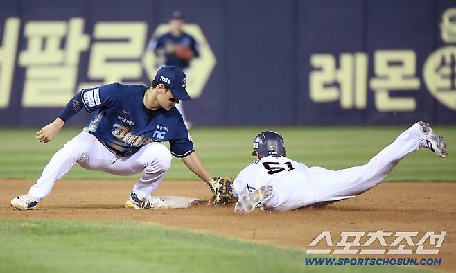 12일 서울 잠실구장에서 열린 NC-두산전. 7회말 1사 1루 이유찬 타석. 1루 대주자 조수행이 2루 도루를 실패하고 있다. 잠실=정재근 기자 cjg@sportschosun.com/2025.8.12/