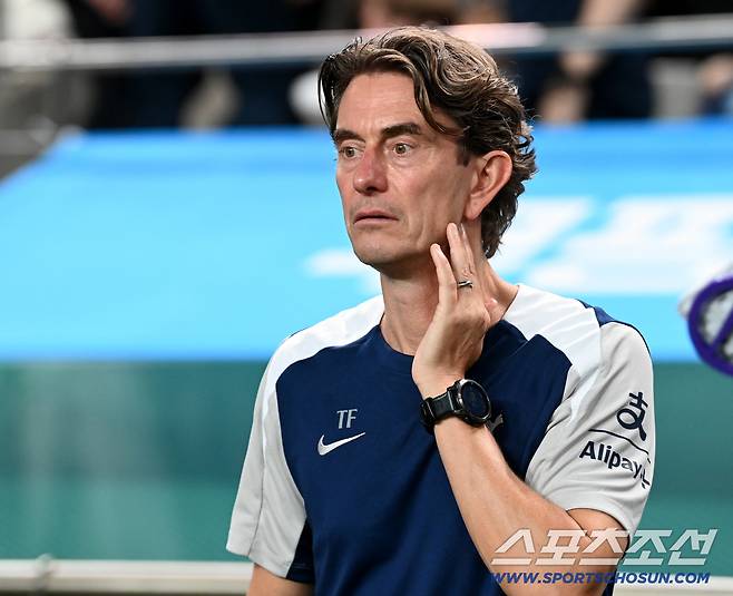 3일 서울월드컵경기장에서 열린 토트넘과 뉴캐슬의 경기, 경기를 앞둔 토트넘 토마스 프랭크 감독의 모습. 상암=허상욱 기자wook@sportschosun.com/2025.08.03/