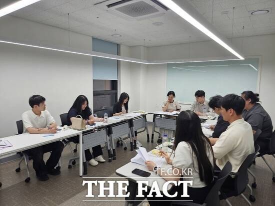 오는 9월 20일 청년복합문화공간 '내일꿈제작소'에서 열리는 '2025 고양 청년의 날' 행사를 준비하기 위해 '청년행사기획단' 청년들이 회의를 진행하고 있다. /고양시
