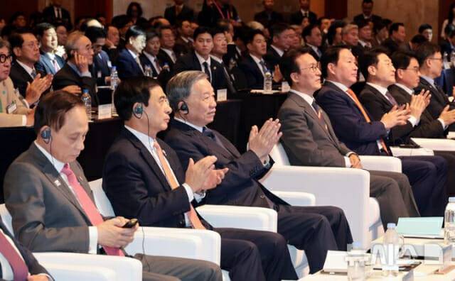 김민석 국무총리가 12일 서울 중구 롯데호텔에서 열린 한-베트남 비즈니스 포럼에 또 럼 베트남 공산당 서기장, 최태원 대한상공회의소 회장과 함께 참석해 있다. (사진=뉴시스)