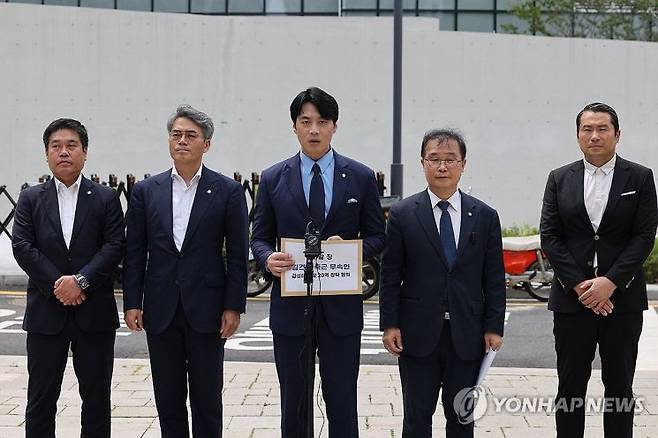 지난 8일 더불어민주당 정치검찰 조작기소대응 태스크포스(TF) 한준호 단장 및 의원들이 서울 종로구 KT 광화문빌딩에 마련된 김건희 여사 관련 의혹을 수사하는 민중기 특별검사팀 사무실에 김성태 전 쌍방울그룹 회장의 보석 석방 관련 고발장을 제출하기에 앞서 기자회견을 하고 있다.  연합뉴스