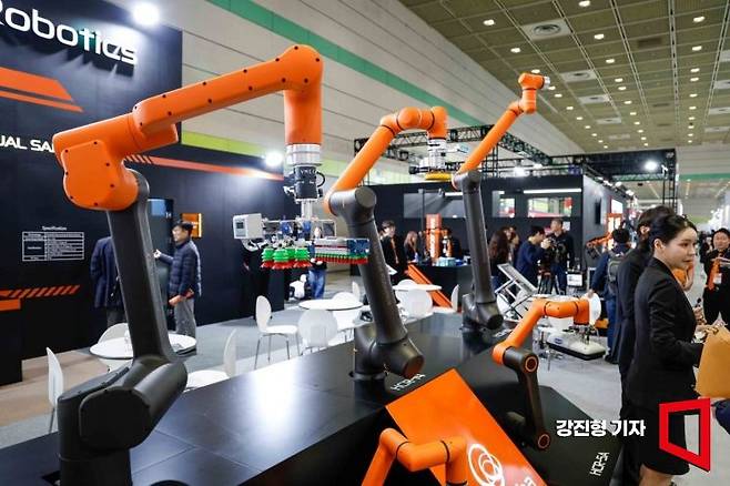 27일 서울 강남구 코엑스에서 열린 '2024 스마트공장·자동화산업전'에 한화로보틱스의 협동로봇이 전시돼 있다. 사진=강진형 기자aymsdream@
