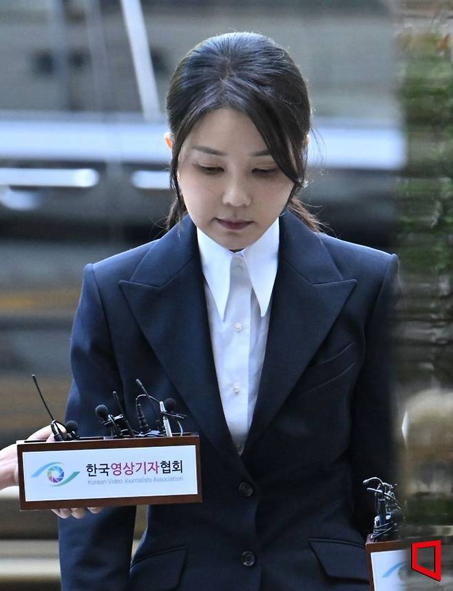 윤석열 전 대통령 부인 김건희 여사가 12일 오전 서울 서초구 서울중앙지법에서 열린 구속 전 피의자 심문(영장실질심사)에 출석하고 있다. 민중기 특별검사팀은 지난 7일 김 여사에 대해 자본시장법 위반, 정치자금법 위반, 특정경제범죄법 위반(알선수재) 혐의로 법원에 구속영장을 청구했다. 사진공동취재단