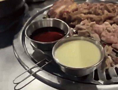 고기가 구워지고 있는 불판 가장자리에 구더기가 바글대고 있다. 틱톡 계정 @riiicaaaa