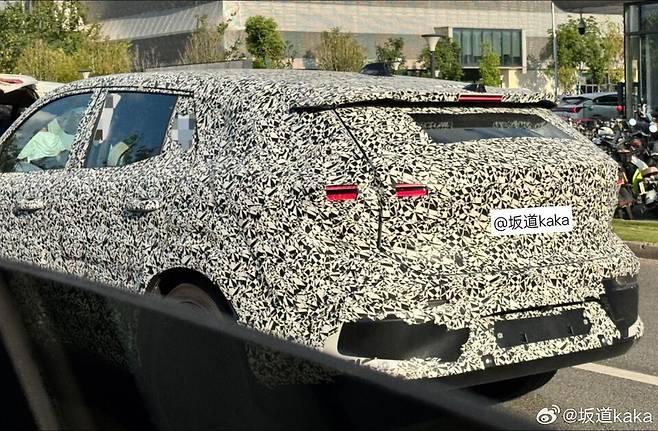 사진 : 르노 오로라 2 테스트카 (출처=Newcarscoops)