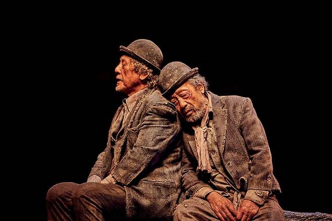 연극 '고도를 기다리며'의 '고고'(신구·오른쪽)와 '디디'(박근형). /파크컴퍼니