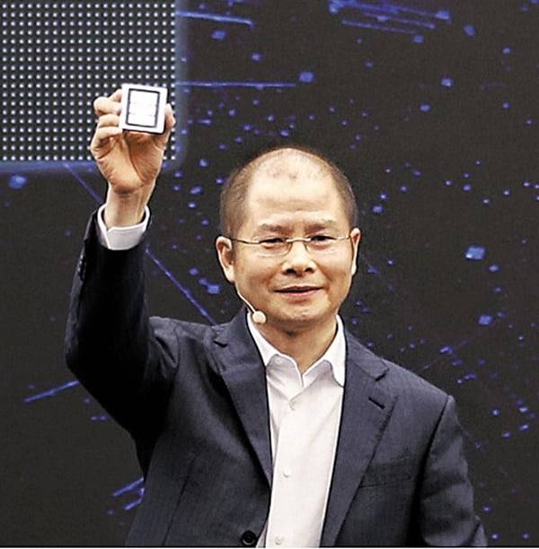 자체 개발 칩 공개한 화웨이 중국 화웨이가 자체 개발한 ‘어센드 920’ 칩./화웨이