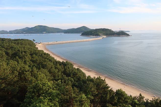 용유도에서 바라본 무의도와 갯벌.