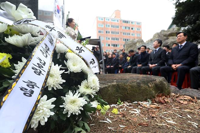 12·12 군사반란 당시 전두환 전 대통령 측 신군부에 맞서 상관을 지키다 숨진 김오랑 중령의 추모식이 2023년 12월 12일 오전 경남 김해시 삼정동 삼성초등학교 옆 김 중령 흉상 앞에서 열리고 있다. /뉴스1