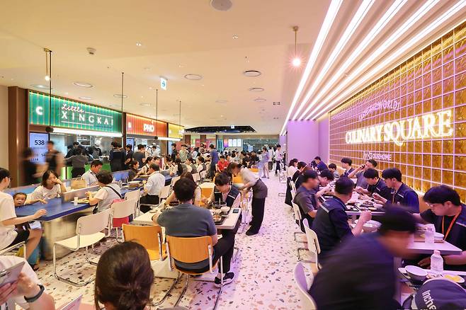 Travelers dine at “Culinary Square,” the food court operated by Ourhome in Terminal 2 of Incheon International Airport. / Ourhome