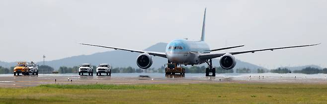 인천국제공항 제1터미널에 있는 제2활주로에 항공기가 진입하고 있다./연합뉴스