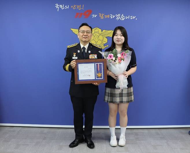 소방 표창장 받는 권민지 학생./ 의정부 소방서 제공