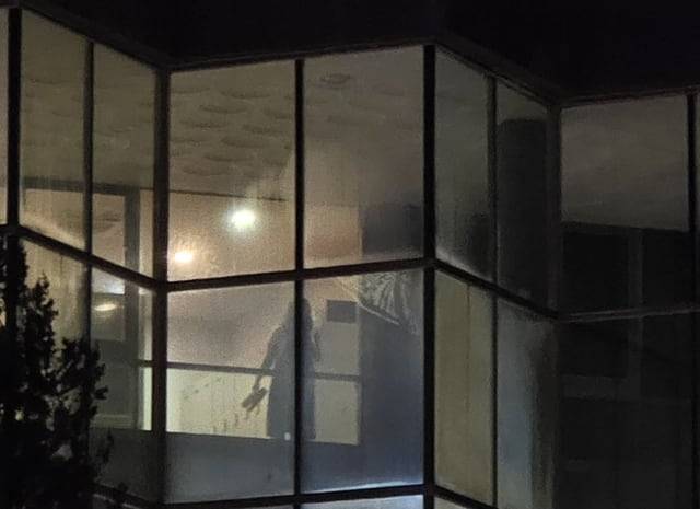 경북의 한 호텔 내부 여성 사우나와 탈의실이 통유리를 통해 외부에 훤히 드러나는 모습./ 네이트판 캡처