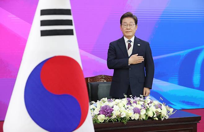 이재명 대통령이 지난 6월 4일 서울 여의도 국회 본청 로텐더홀에서 열린 제21대 대통령 취임 선서에서 국민의례를 하고 있다. /뉴스1