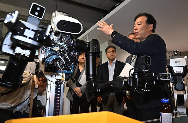 정태호 국정기획위원회 경제1분과장과 기획위원, 전문위원들이 7일 서울 관악구 서울대학교 해동첨단공학관에서 열린 국정위 '기술과 아이디어로 혁신하는 우리곁의 AI 클러스터' 현장방문 행사에서 원격조종을 통한 데이터수집 및 모방학습 추론 시연을 살펴보고 있다./연합뉴스