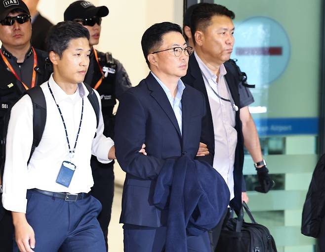 김건희 여사 일가의 '집사'로 지목된 김예성씨가 12일 인천국제공항 제1여객터미널을 통해 입국한 뒤 김건희 특검에 체포돼 이동하고 있다. /뉴스1
