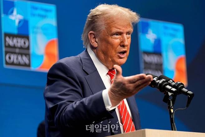 도널드 트럼프 미국 대통령이 북대서양조약기구 정상회의에 참석한 뒤 기자회견하고 있다.ⓒ뉴시스