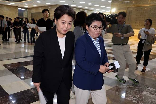 윤희숙 국민의힘 혁신위원장과 임이자(오른쪽) 의원이 지난달 23일 서울 여의도 국회에서 열린 비공개 의원총회에 참석하고 있다. ⓒ 뉴시스