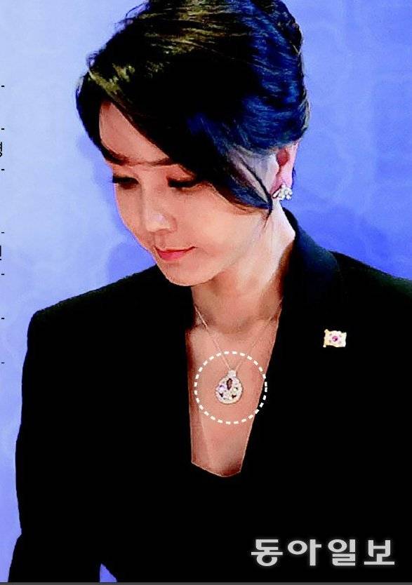 2022년 6월 북대서양조약기구(NATO·나토) 정상회의 참석 당시 김건희 여사가 반클리프아펠 제품으로 추정되는 목걸이를 착용한 채 스페인 마드리드에서 열린 동포 초청 만찬간담회에 참석한 모습. 마드리드=양회성 기자 yohan@donga.com