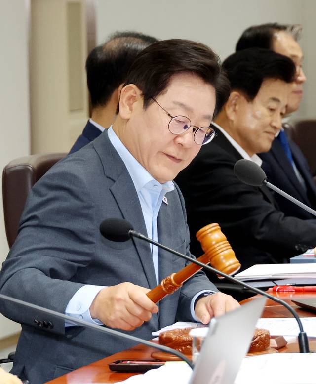 이재명 대통령이 12일 서울 용산 대통령실에서 열린 국무회의에서 개회를 선언하고 있다.  연합뉴스