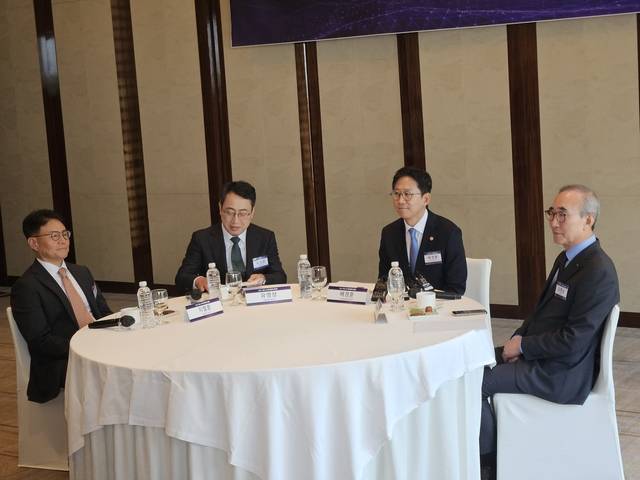 배경훈(왼쪽 세 번째) 과학기술정보통신부 장관이 12일 서울 소공동 웨스틴조선호텔에서 열린 ‘정부-이통사 AI 투자협력 선언식’에서 통신업계 대표들과 대화하고 있다. 김나인 기자