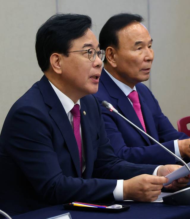 송언석(왼쪽) 국민의힘 비상대책위원장 겸 원내대표가 12일 오후 부산 해운대구 벡스코에서 열린 부산 현장 비상대책위원회의에서 발언하고 있다.